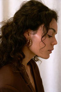 Atelier l'Été 14 9 karaat 9kt solid gold hoop oorbellen ringen oor vrouw sieraad juwelen sieraden